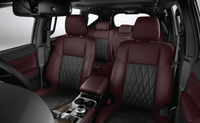 Fitur Interior Hitam dan Burgundy